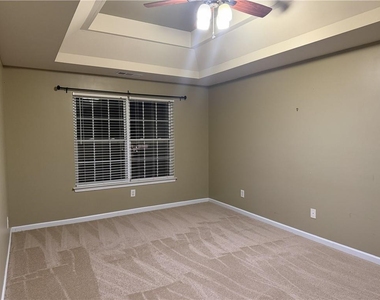 945 Tree Top Drive - Photo Thumbnail 3