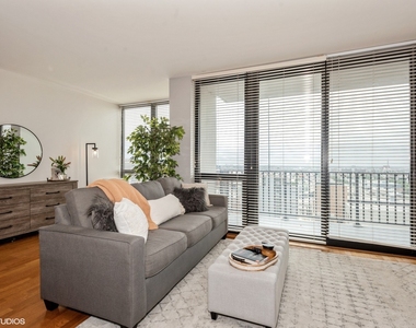 210 S Des Plaines Street - Photo Thumbnail 6