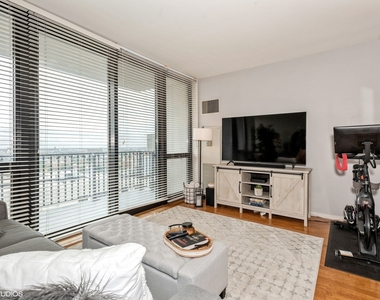 210 S Des Plaines Street - Photo Thumbnail 9