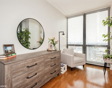210 S Des Plaines Street - Photo Thumbnail 8