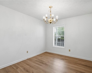 115 Knight Way - Photo Thumbnail 10