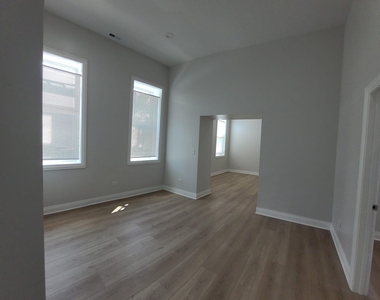 2458 S Sawyer Avenue - Photo Thumbnail 3