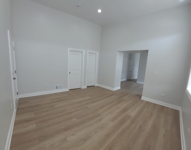 2458 S Sawyer Avenue - Photo Thumbnail 2