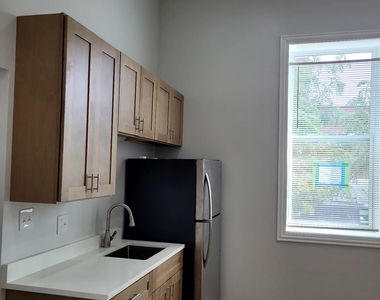 2458 S Sawyer Avenue - Photo Thumbnail 1