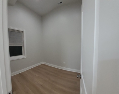 2458 S Sawyer Avenue - Photo Thumbnail 5