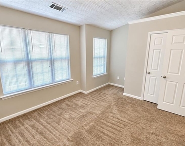 2747 Heathrow Drive - Photo Thumbnail 4
