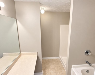 2747 Heathrow Drive - Photo Thumbnail 8