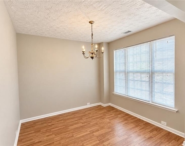 2747 Heathrow Drive - Photo Thumbnail 7