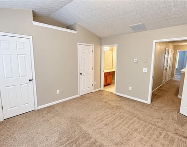 2747 Heathrow Drive - Photo Thumbnail 9