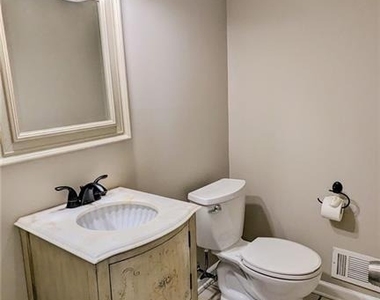325 Lakeshore Drive Ne - Photo Thumbnail 6