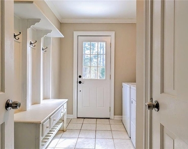 325 Lakeshore Drive Ne - Photo Thumbnail 11