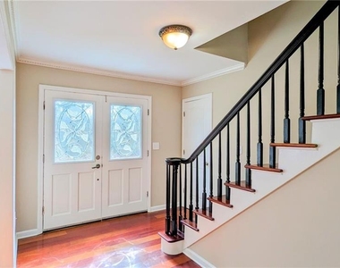 325 Lakeshore Drive Ne - Photo Thumbnail 2