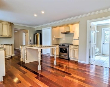 325 Lakeshore Drive Ne - Photo Thumbnail 9