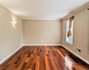 325 Lakeshore Drive Ne - Photo Thumbnail 3