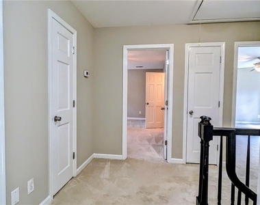 325 Lakeshore Drive Ne - Photo Thumbnail 16