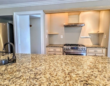 325 Lakeshore Drive Ne - Photo Thumbnail 13