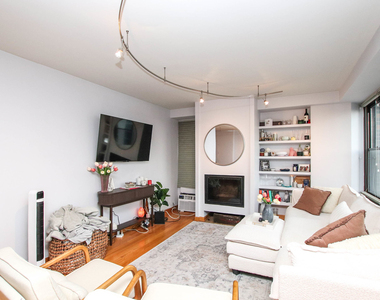 1540 N State Parkway - Photo Thumbnail 3