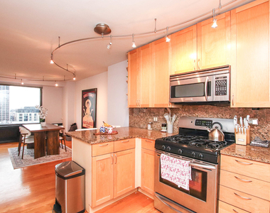 1540 N State Parkway - Photo Thumbnail 5