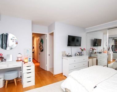 1540 N State Parkway - Photo Thumbnail 9