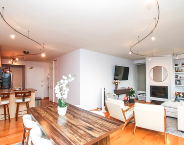 1540 N State Parkway - Photo Thumbnail 4