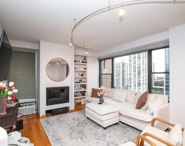 1540 N State Parkway - Photo Thumbnail 2