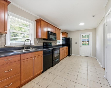 1003 Valley Drive - Photo Thumbnail 17