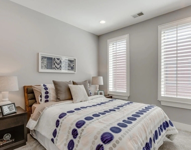111 S Aberdeen Street - Photo Thumbnail 9