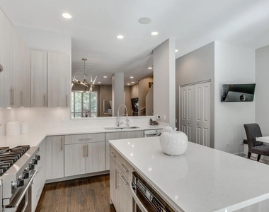 111 S Aberdeen Street - Photo Thumbnail 5