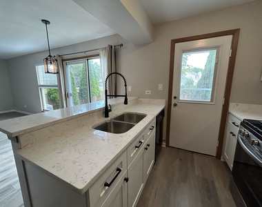 1453 N Chelsea Avenue - Photo Thumbnail 2