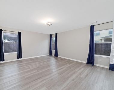 527 Remington Point Court - Photo Thumbnail 12