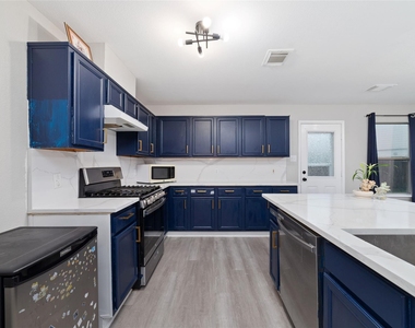 527 Remington Point Court - Photo Thumbnail 8