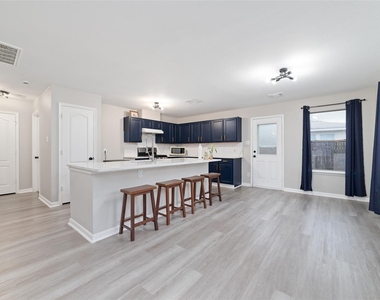 527 Remington Point Court - Photo Thumbnail 6