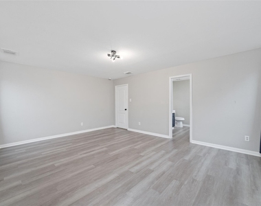 527 Remington Point Court - Photo Thumbnail 13