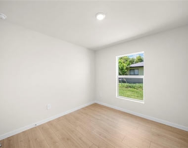 3030 Sw 15th Place - Photo Thumbnail 25