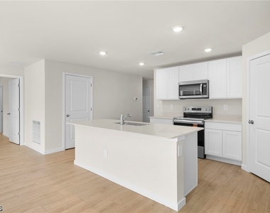 3030 Sw 15th Place - Photo Thumbnail 5