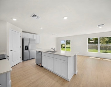3030 Sw 15th Place - Photo Thumbnail 2