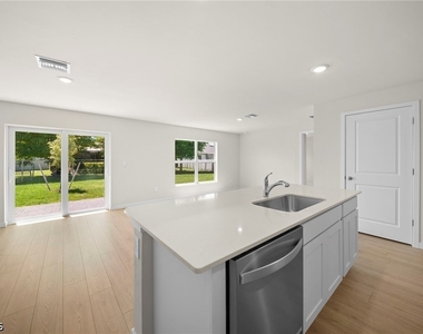 3030 Sw 15th Place - Photo Thumbnail 3