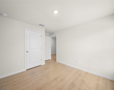 3030 Sw 15th Place - Photo Thumbnail 24