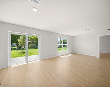 3030 Sw 15th Place - Photo Thumbnail 9