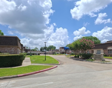 2917 Nottingham Lane - Photo Thumbnail 3