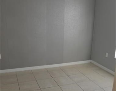 823 Sw 32nd Terrace - Photo Thumbnail 4