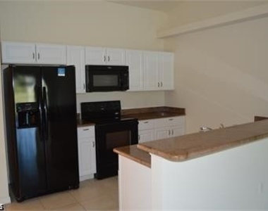 823 Sw 32nd Terrace - Photo Thumbnail 2