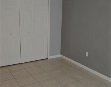 823 Sw 32nd Terrace - Photo Thumbnail 5