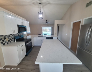 782 Simon Street Se - Photo Thumbnail 2