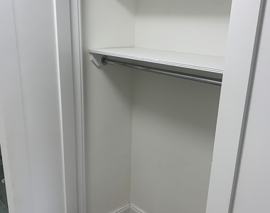 E 82 St - Photo Thumbnail 2