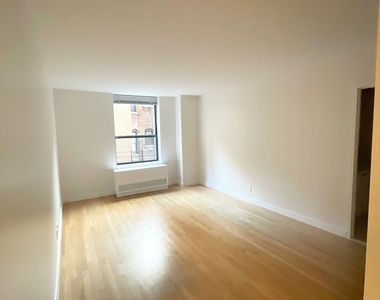 West 87th Street - Photo Thumbnail 4