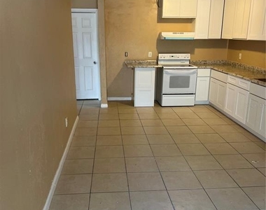 8513 N 15th Street - Photo Thumbnail 3