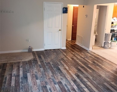204 Olmstead Drive - Photo Thumbnail 4