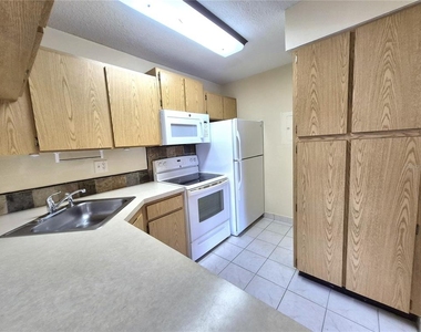 1344 Pine Ridge Circle E - Photo Thumbnail 10