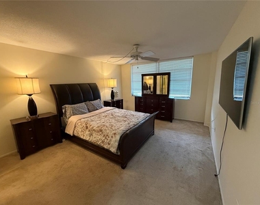1009 Pearce Drive - Photo Thumbnail 7